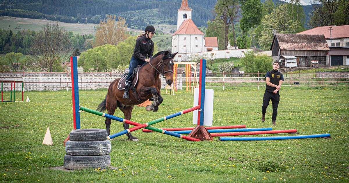 Közel száz fiatal lovas pattant nyeregbe 